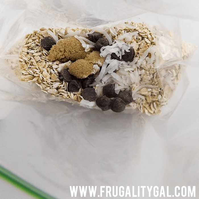 Meal prep : Make your own homemade oatmeal packets for just $0.15 each! Knock out a month of breakfasts in minutes. Quick, easy and frugal!