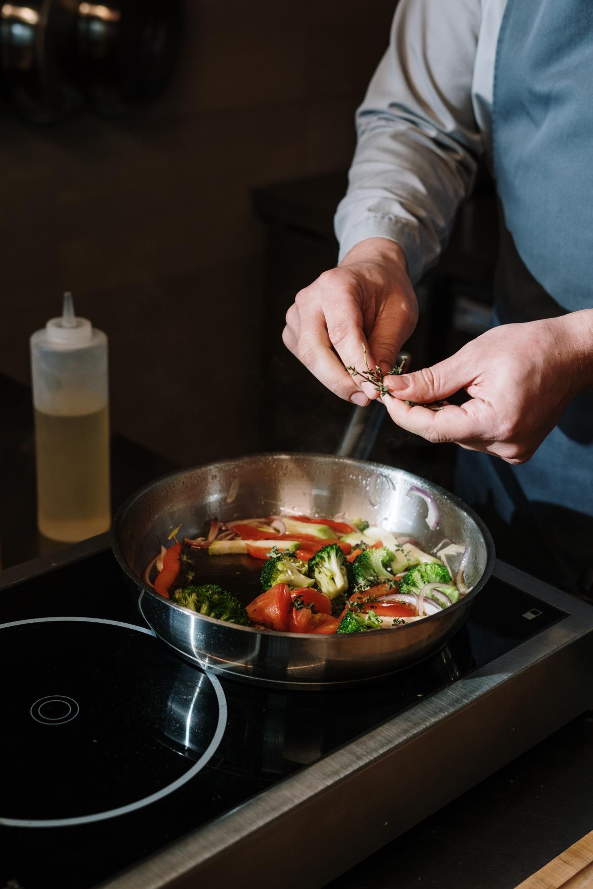 Ceramic Cookware vs. Stainless Steel Cookware – What's Your Pick? –  Dalstrong